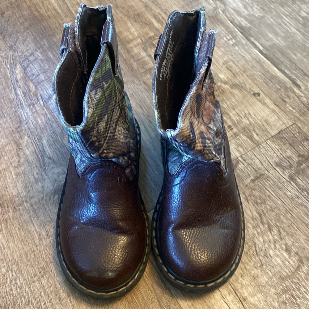 camo cowboy boots size 8